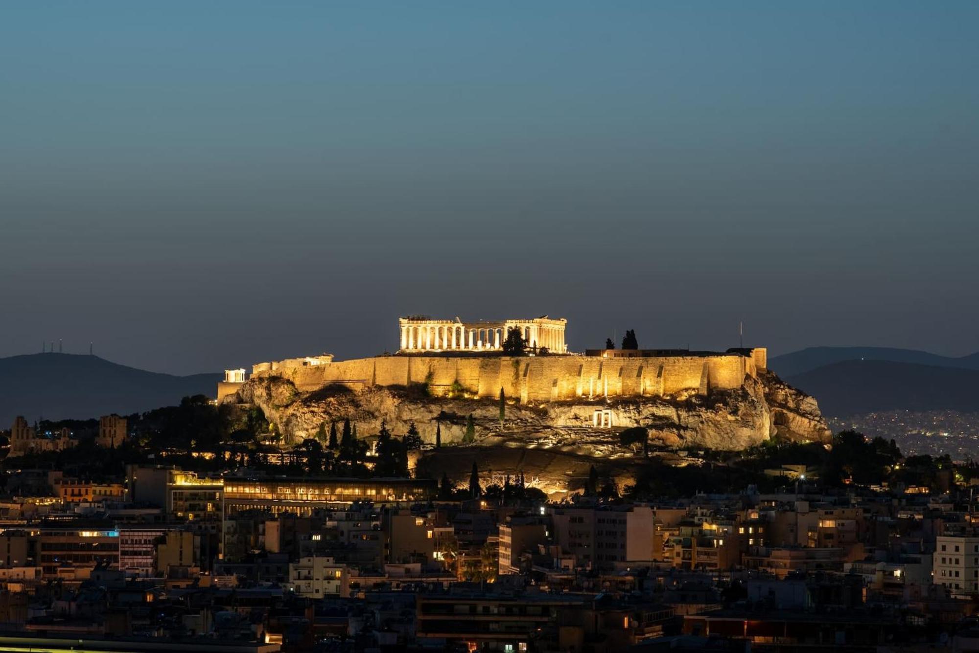 Urban Apt With Stunning Acropolis View & Roofdeck Athen Eksteriør billede