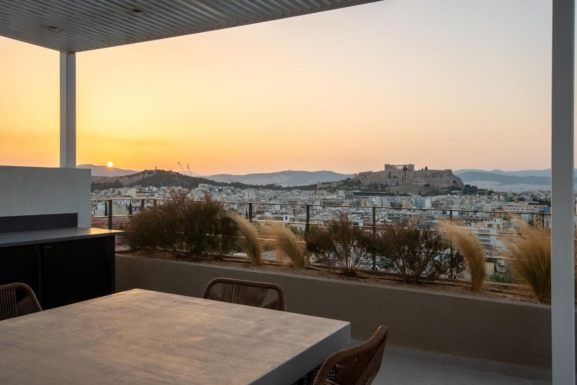 Urban Apt With Stunning Acropolis View & Roofdeck Athen Eksteriør billede