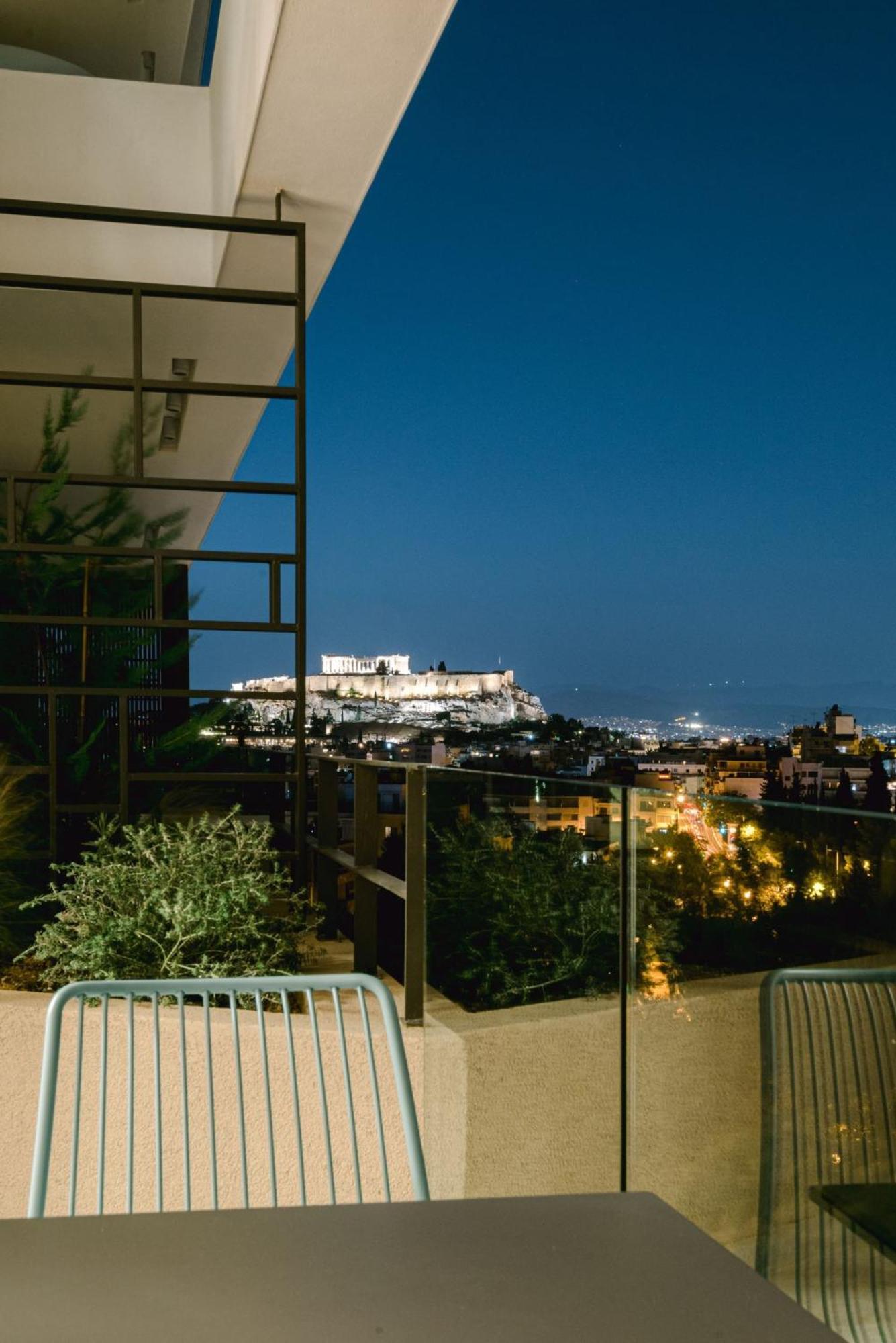 Urban Apt With Stunning Acropolis View & Roofdeck Athen Eksteriør billede