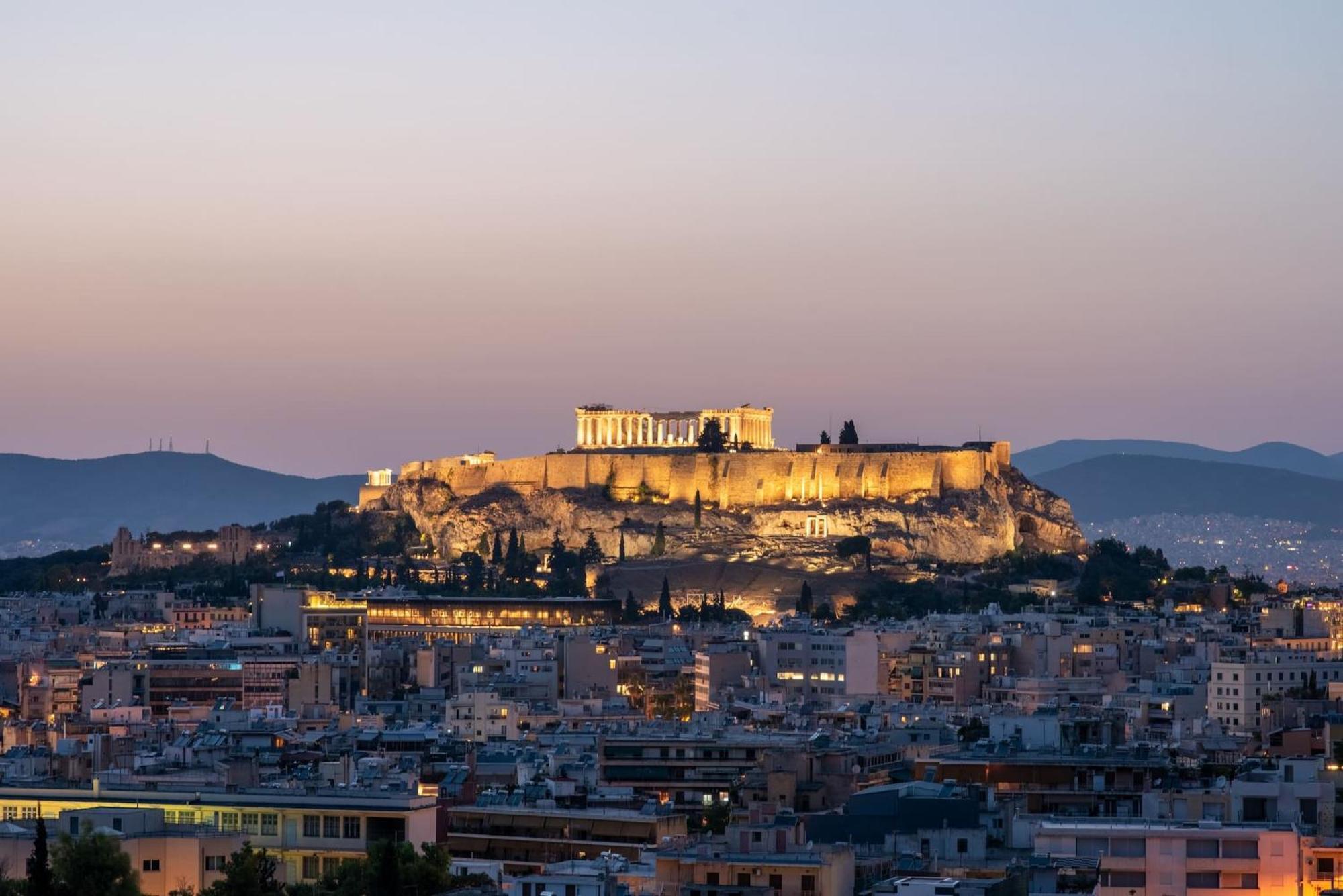 Urban Apt With Stunning Acropolis View & Roofdeck Athen Eksteriør billede